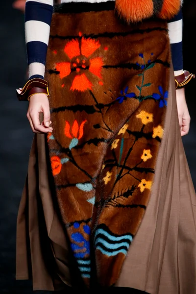 Look 100